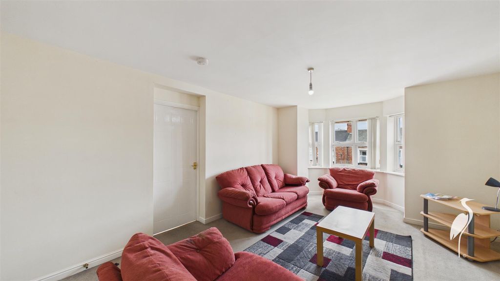 Property photo 3 of 15 Lounge