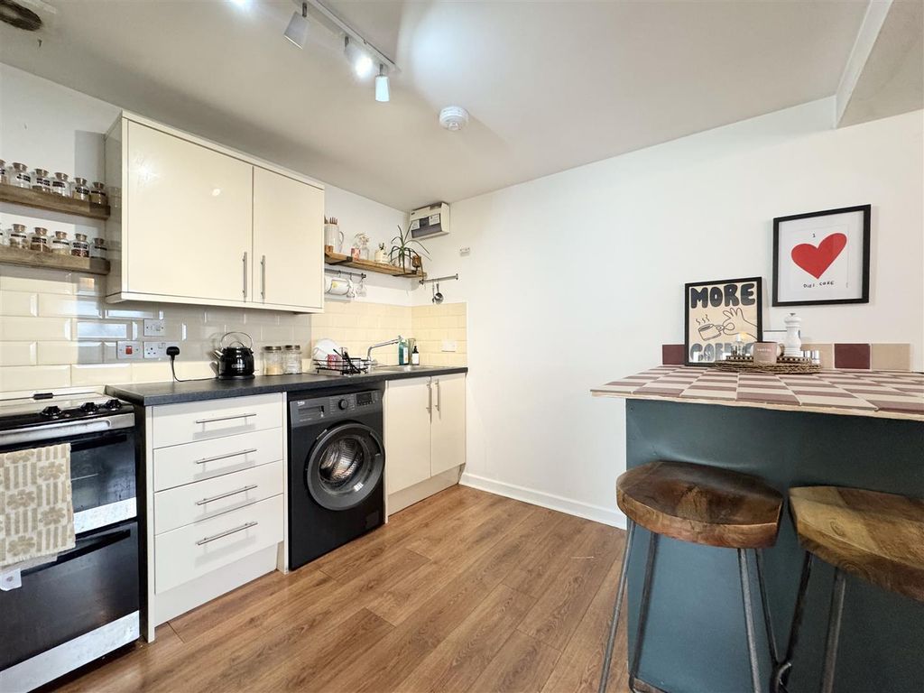 Property photo 3 of 20 Kitchen