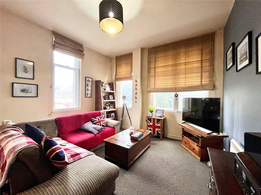 Property photo 3 of 12 Lounge