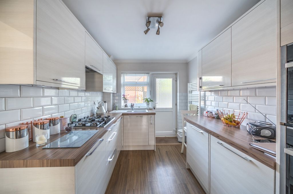 Property photo 3 of 12 1419651-17-699F27...