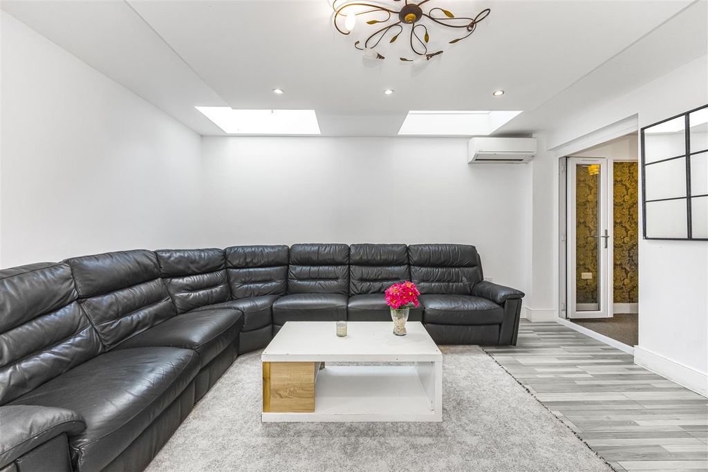 Property photo 3 of 24 19.Jpg