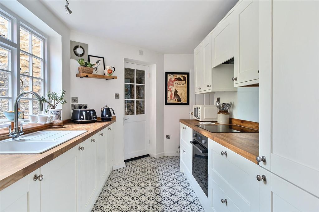 Property photo 2 of 11 Kitchen