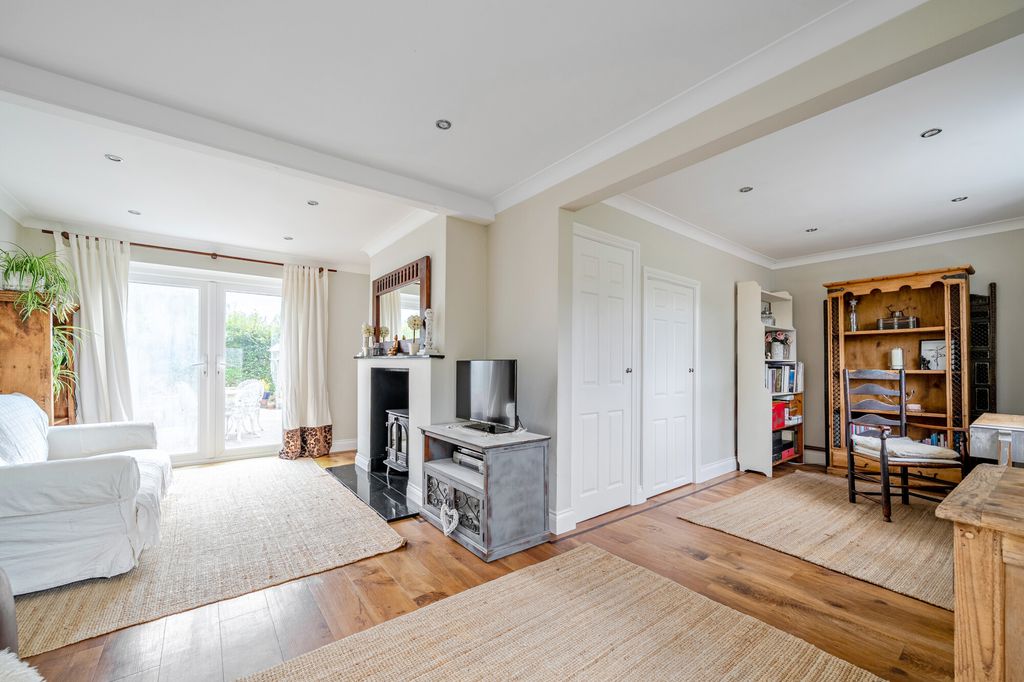 Property photo 3 of 17 Sitting Room
