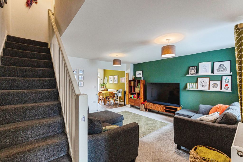 Property photo 3 of 20 Lounge