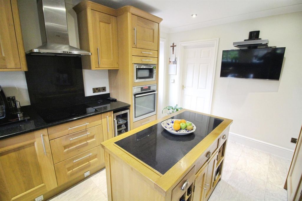 Property photo 3 of 23 Kitchen