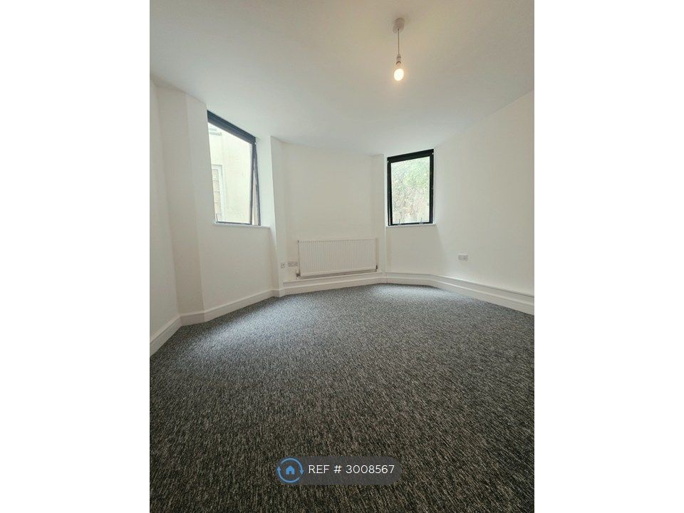 Property photo 1 of 7 Ensuite Bedroom