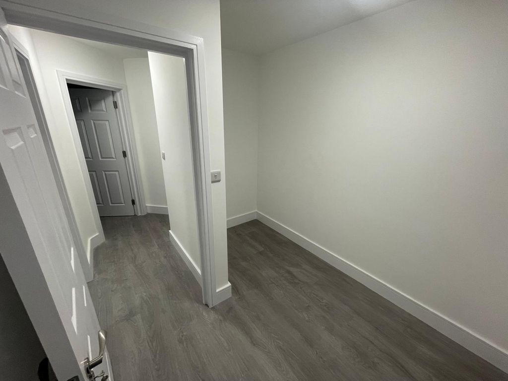 Property photo 2 of 5 Hallway