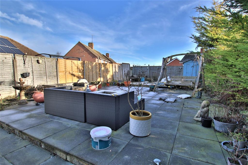 Property photo 3 of 19 Margaret Road, Priors Park, Tewkesbury - Rear Gard