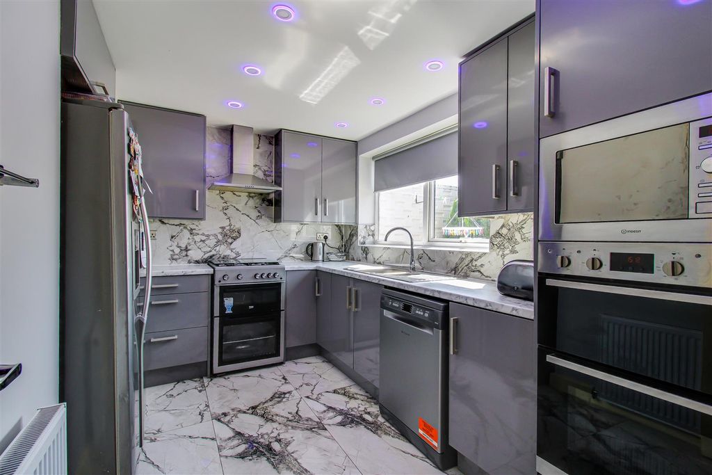 Property photo 3 of 10 Kitchen