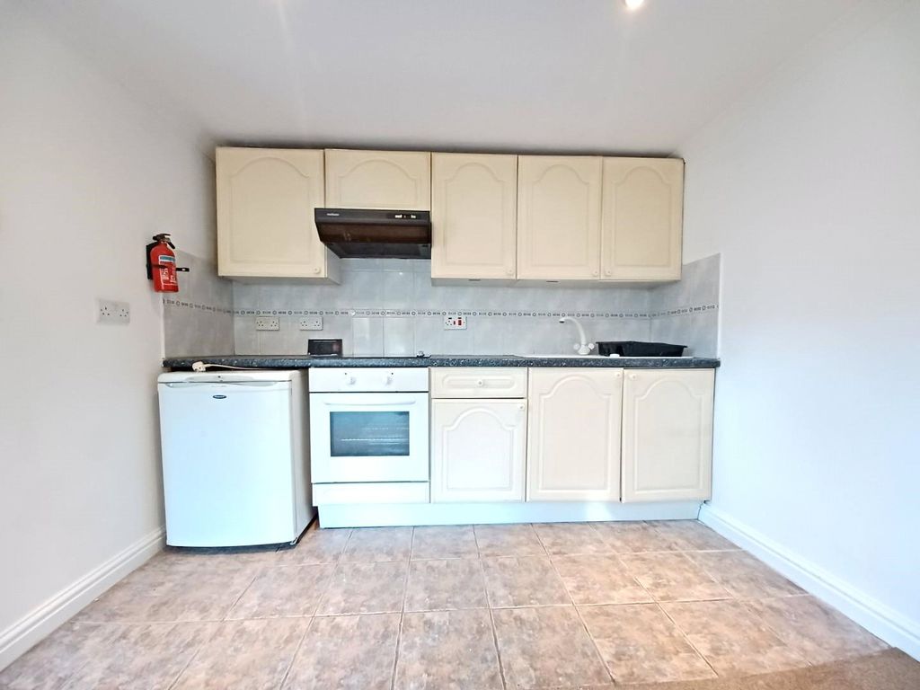 Property photo 3 of 6 Kitchen