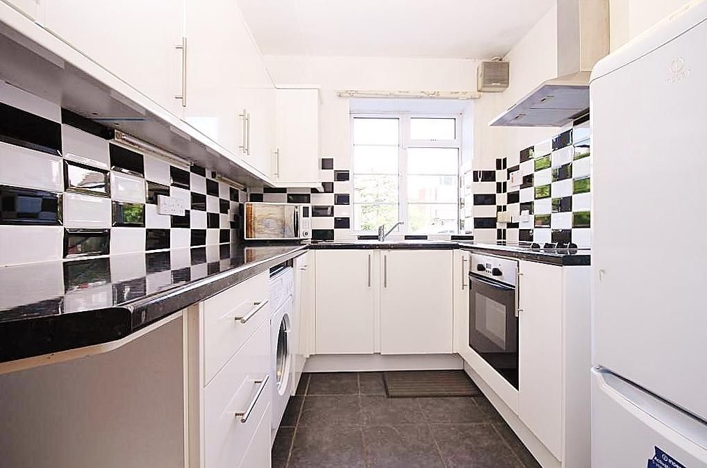 Property photo 3 of 11 Kitchen