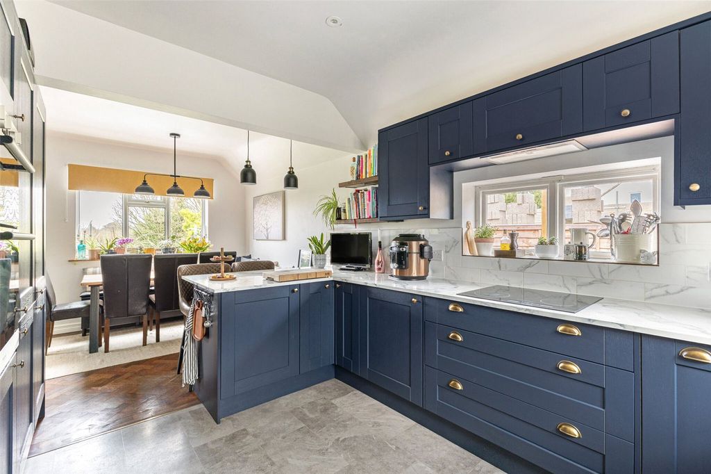 Property photo 2 of 16 Kitchen/Breakfast