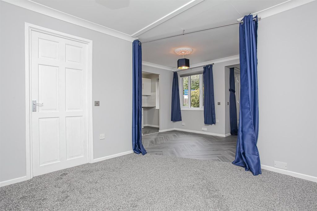 Property photo 3 of 8 Bedroom.Jpg