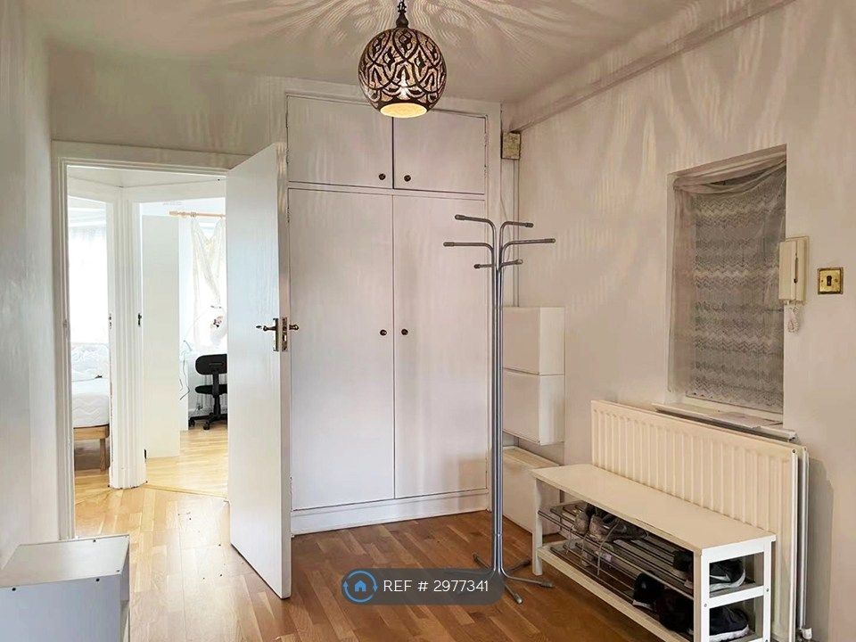 Property photo 3 of 11 Entry Hall