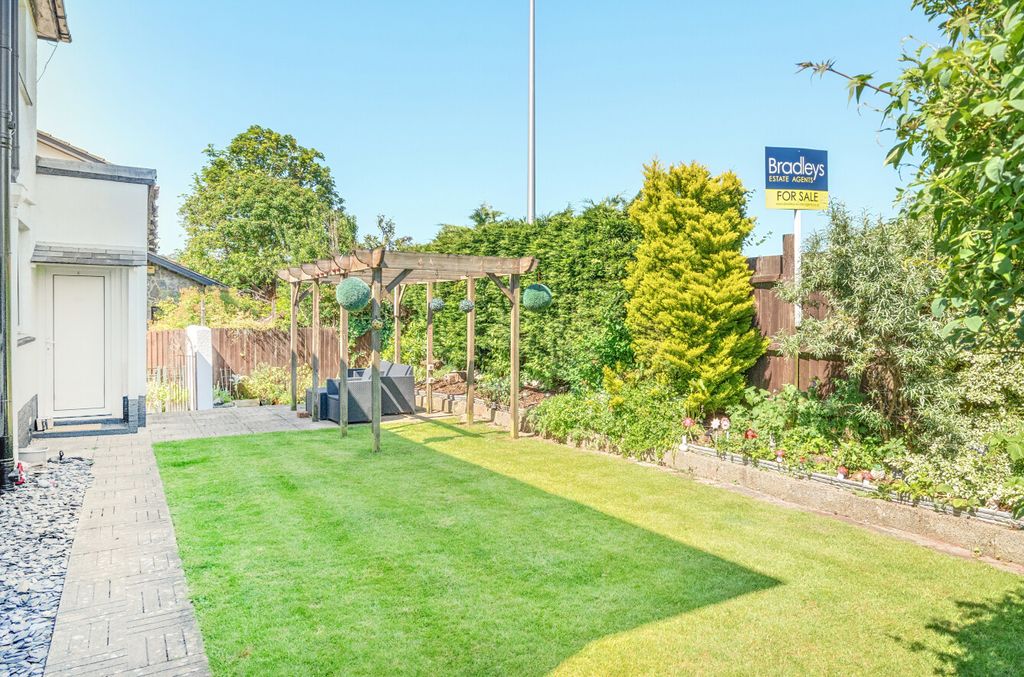 Property photo 3 of 28 1298896-3-682B620...