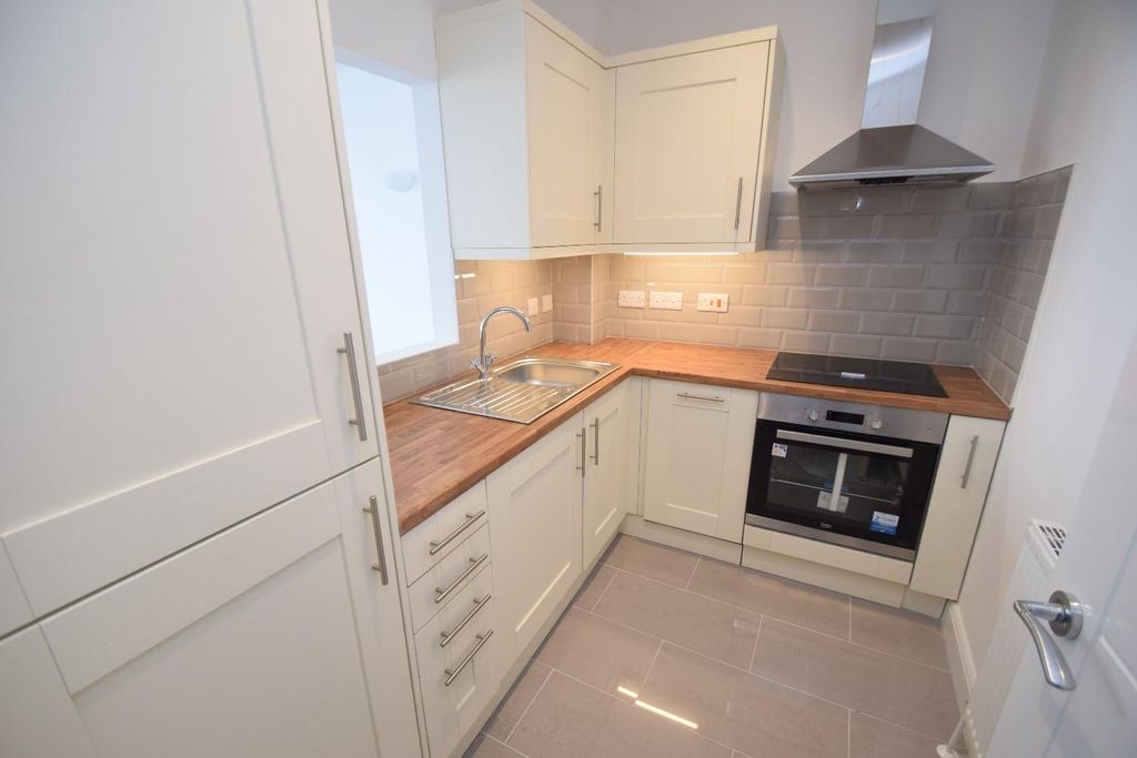 Property photo 2 of 6 4  Beauchamp Court Kitchen.Jpg