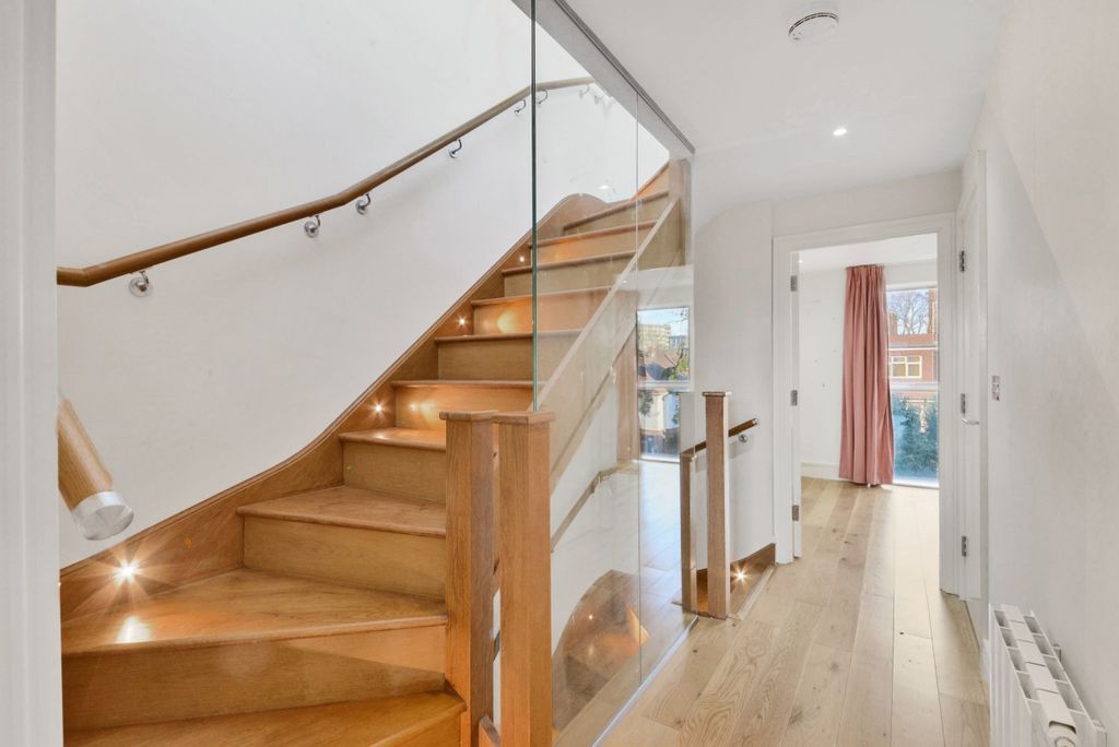 Property photo 3 of 27 Bromyard Avenue