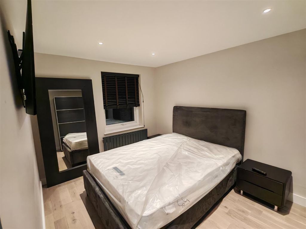 Property photo 3 of 5 Master Bedoom.Jpg