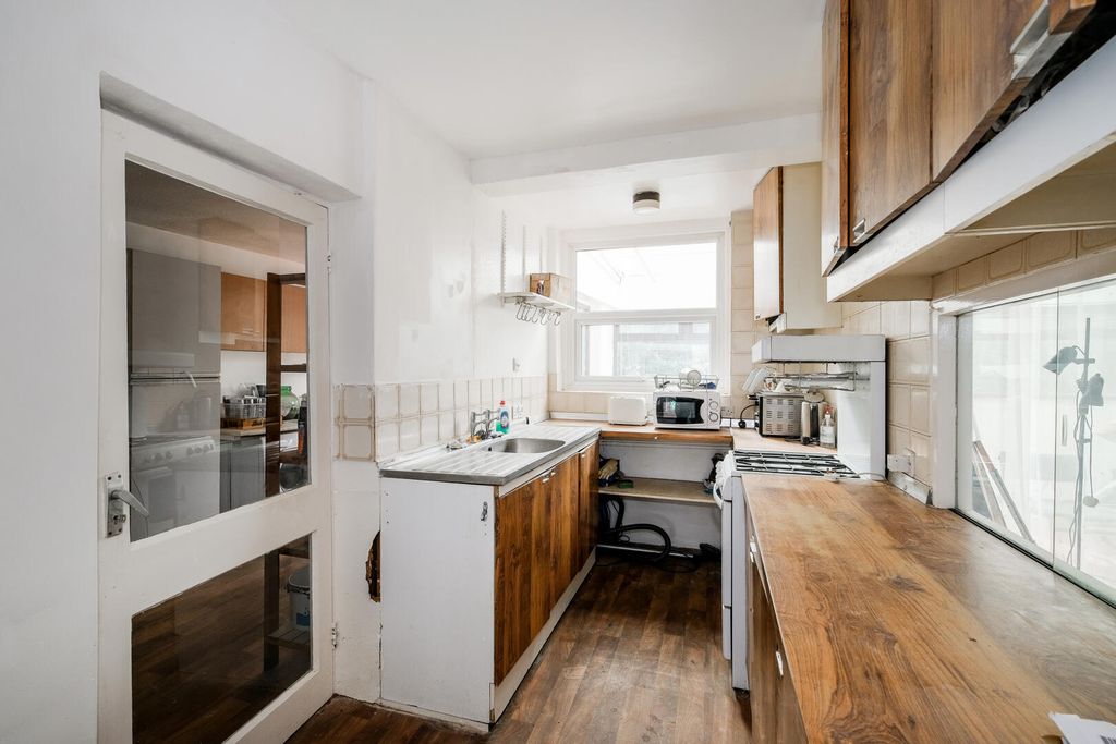 Property photo 3 of 19 Kitchen