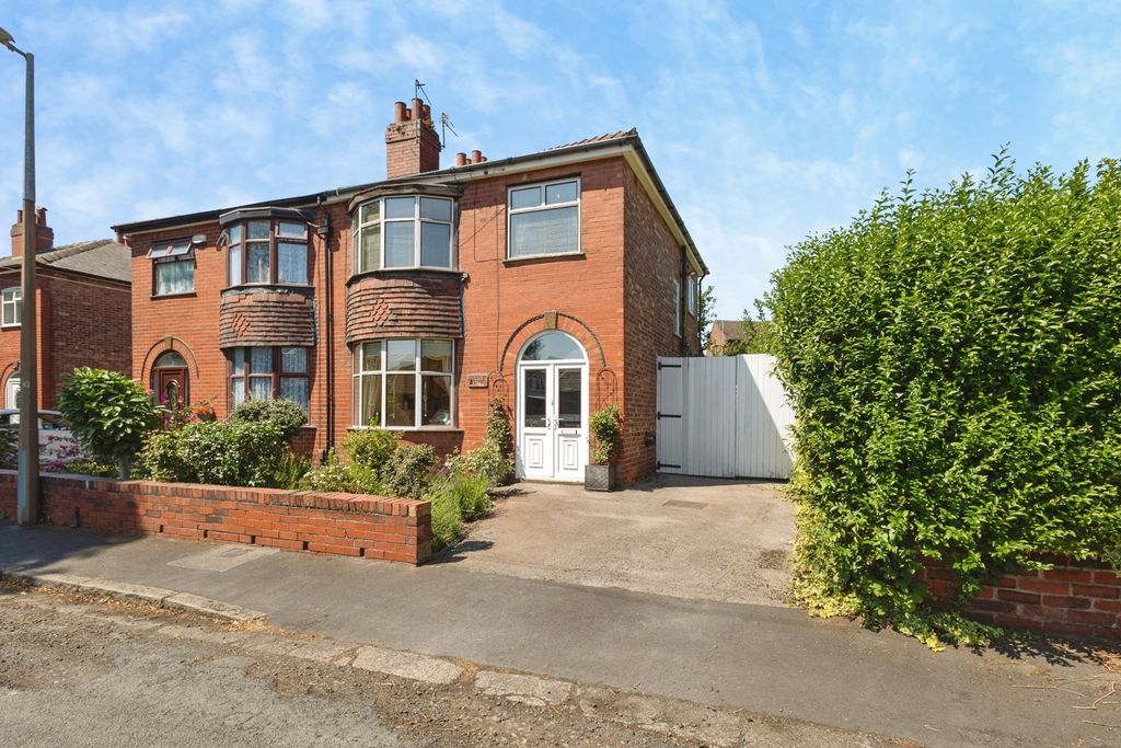 Property photo 1 of 18 External