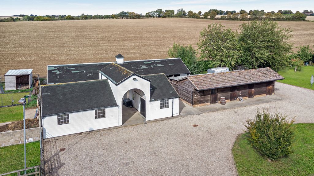 Property photo 2 of 27 Yard And Arch