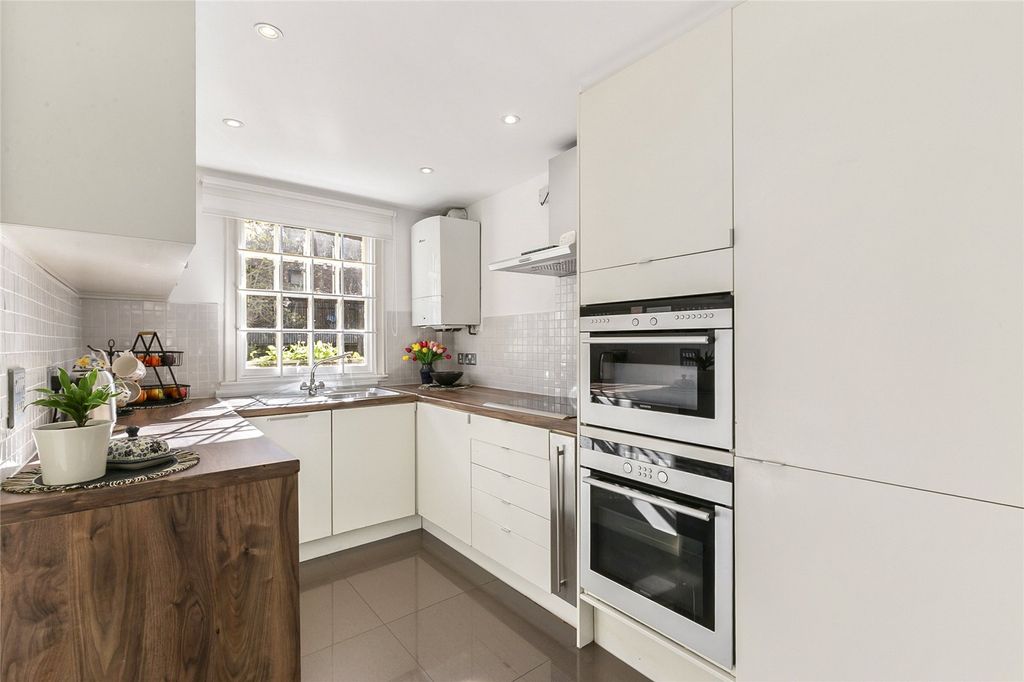 Property photo 2 of 10 Kitchen