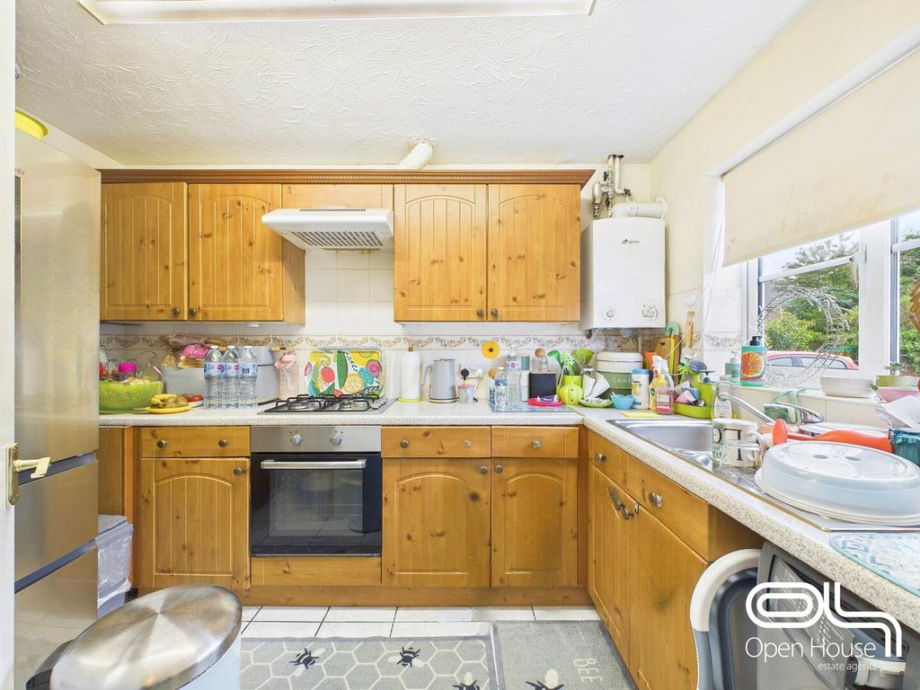 Property photo 3 of 10 Kitchen