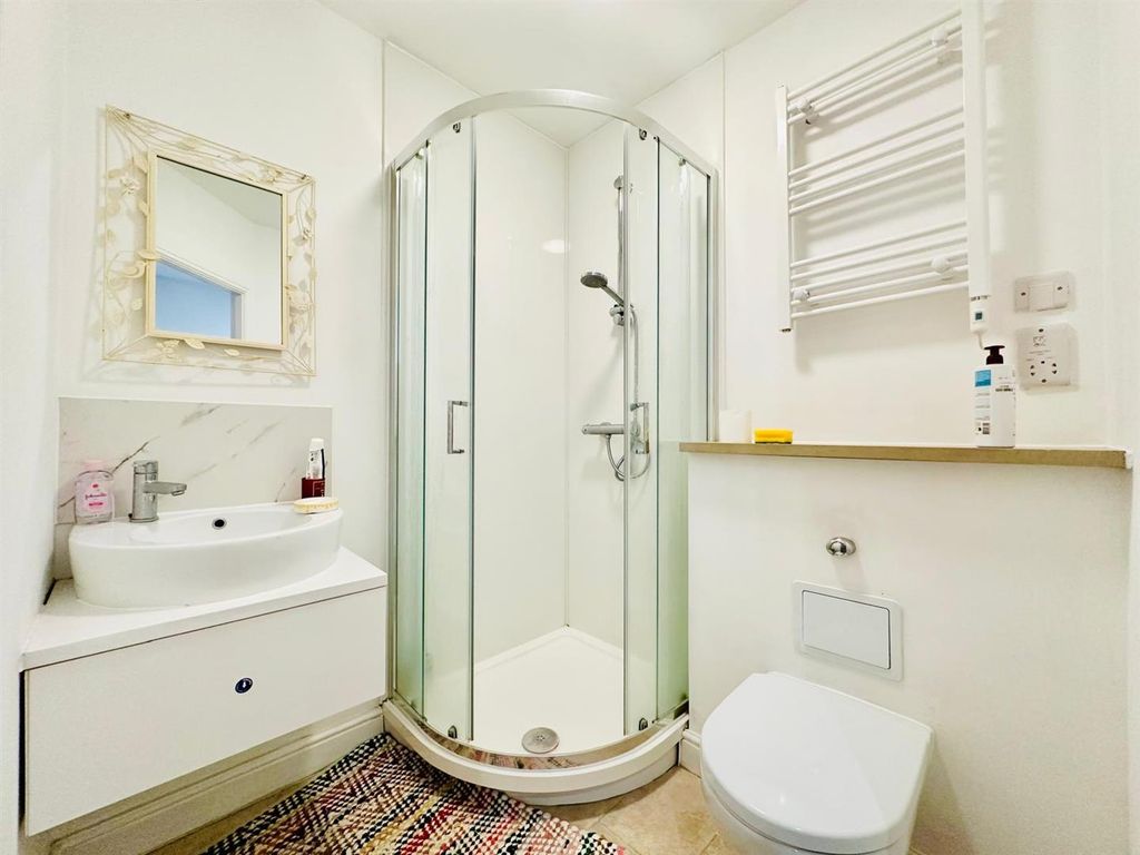 Property photo 2 of 8 En Suite