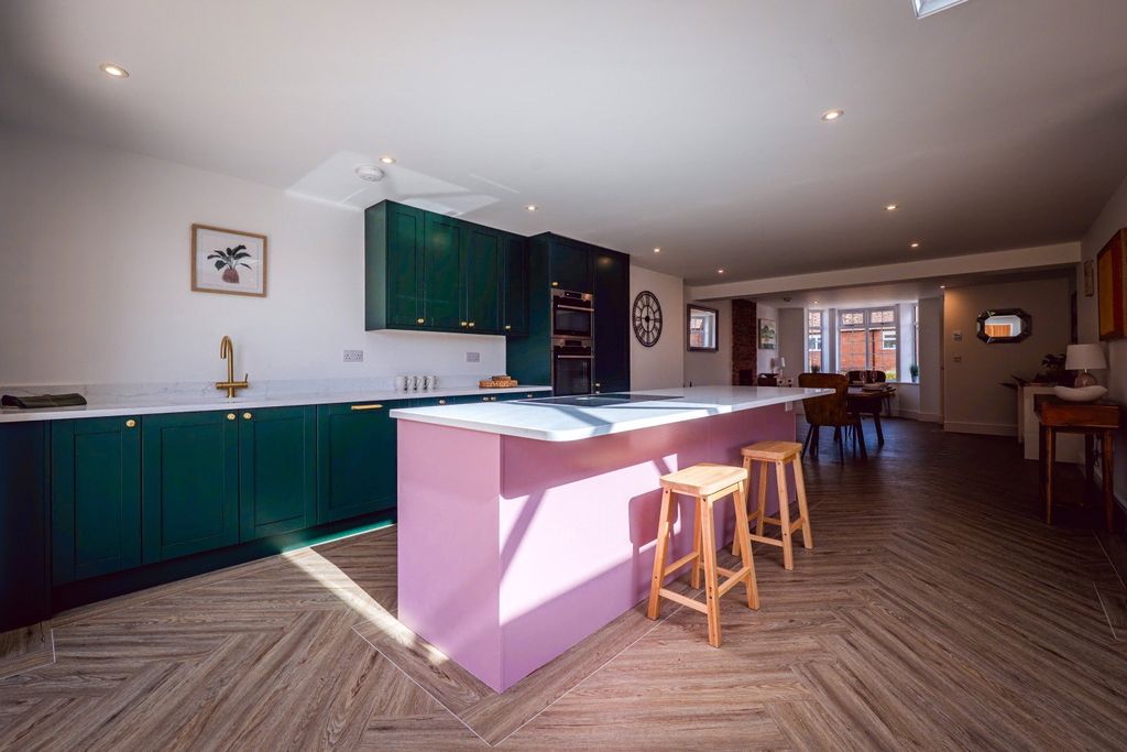 Property photo 3 of 25 Kitchen