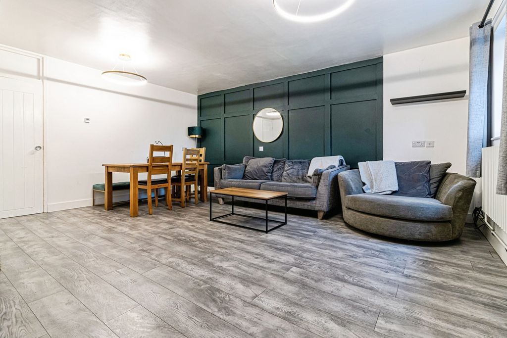 Property photo 3 of 8 Photo