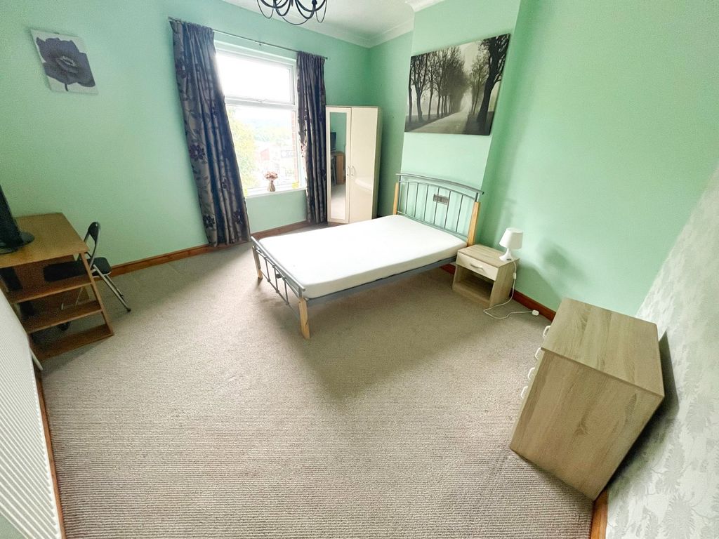 Property photo 2 of 5 Bedroom