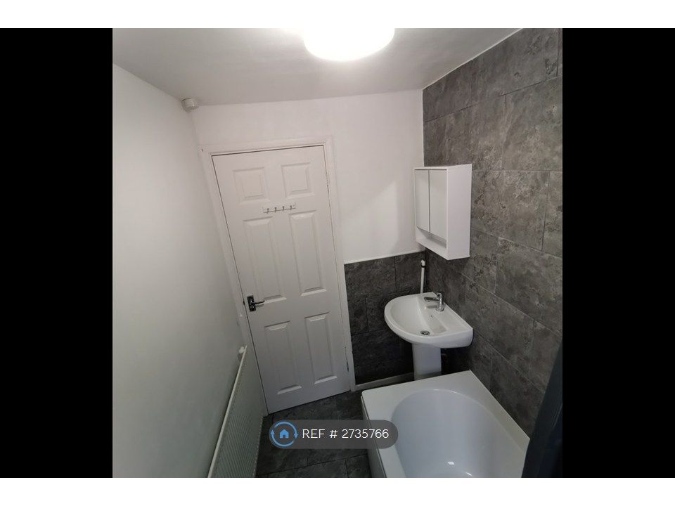 Property photo 3 of 10 Bathroom