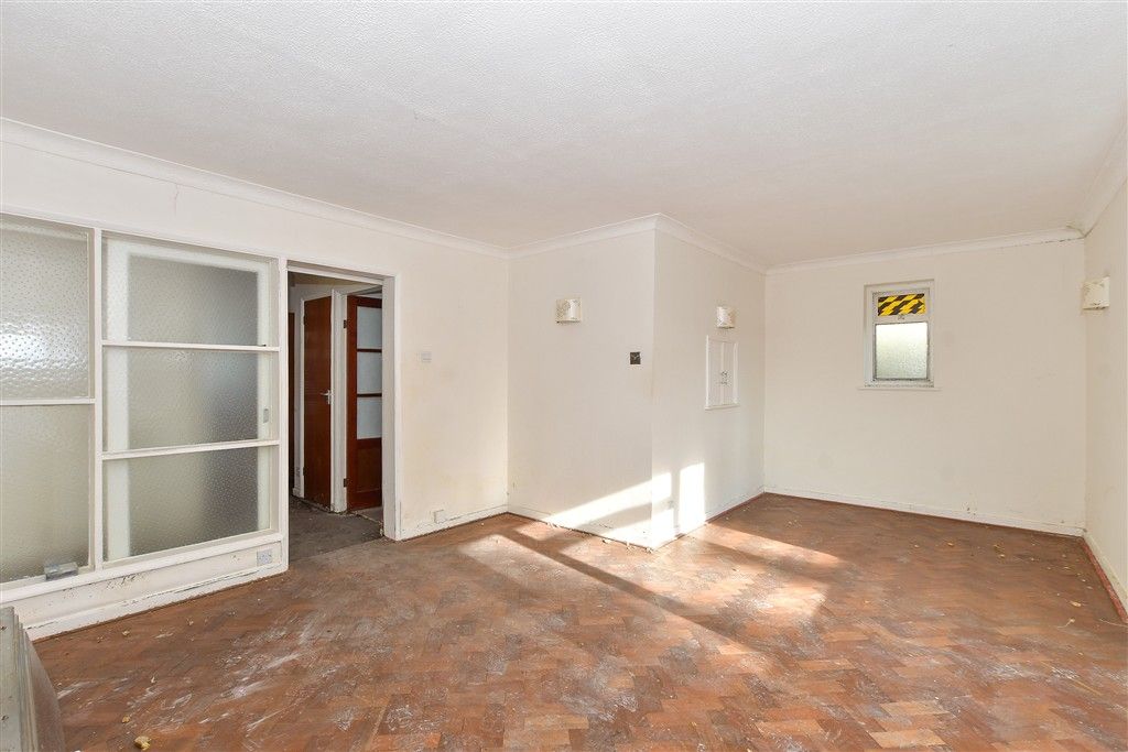 Property photo 3 of 17 Lounge