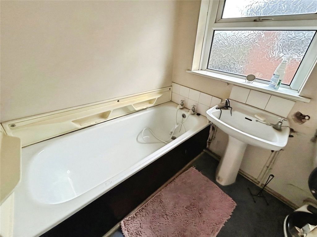 Property photo 3 of 10 Bathroom W/C