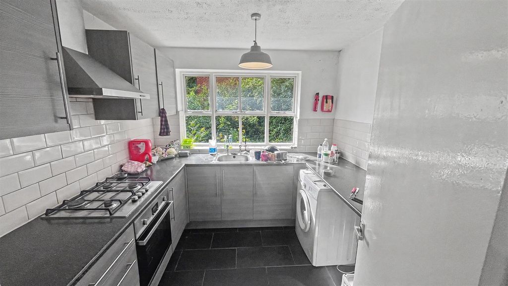Property photo 2 of 8 Kitchen