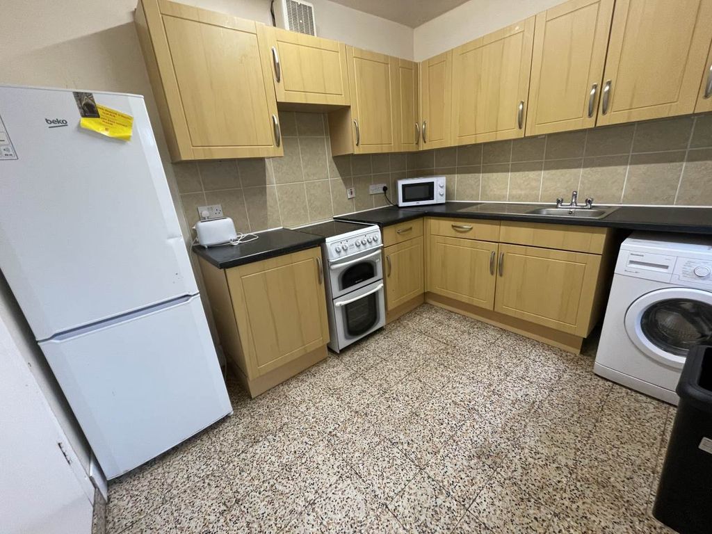 Property photo 3 of 10 Kitchen