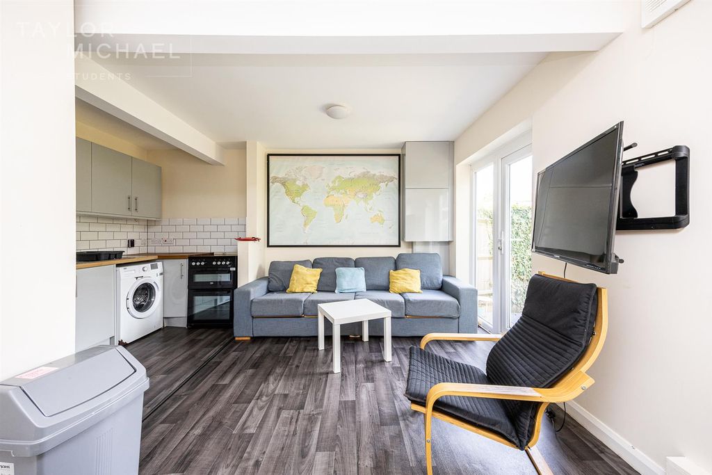 Property photo 2 of 17 Livingroom/Kitchen