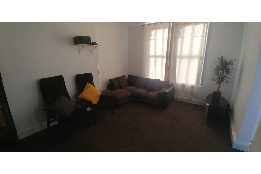 Property photo 1 of 11 Living Room