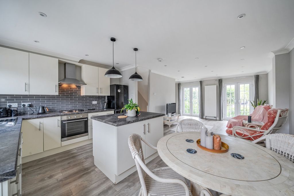 Property photo 3 of 14 1447654-11-69E1F6...