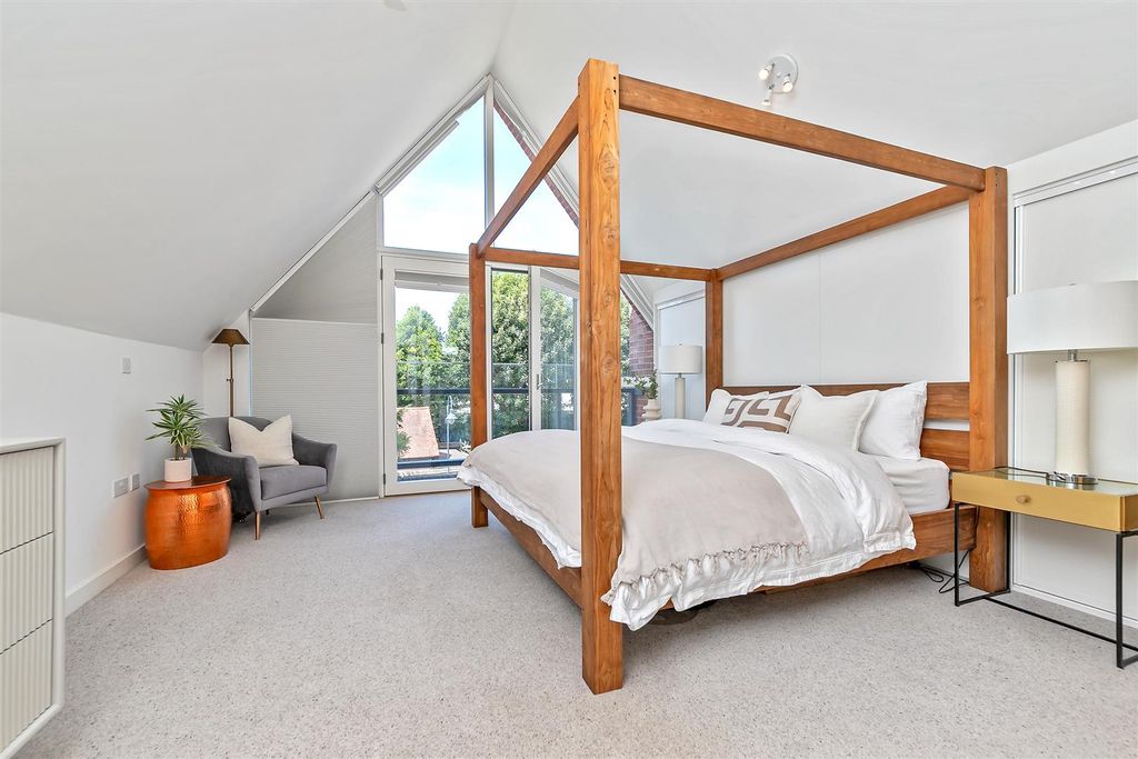 Property photo 3 of 18 5Oaktreegardens-68.Jpg