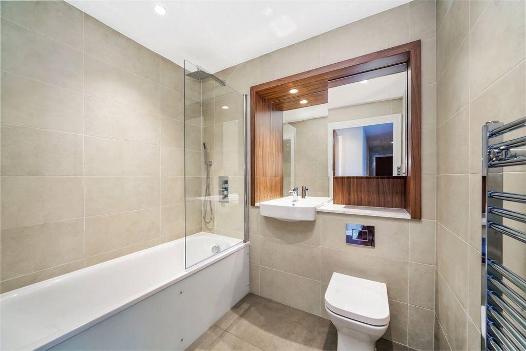 Property photo 3 of 11 Bathroom