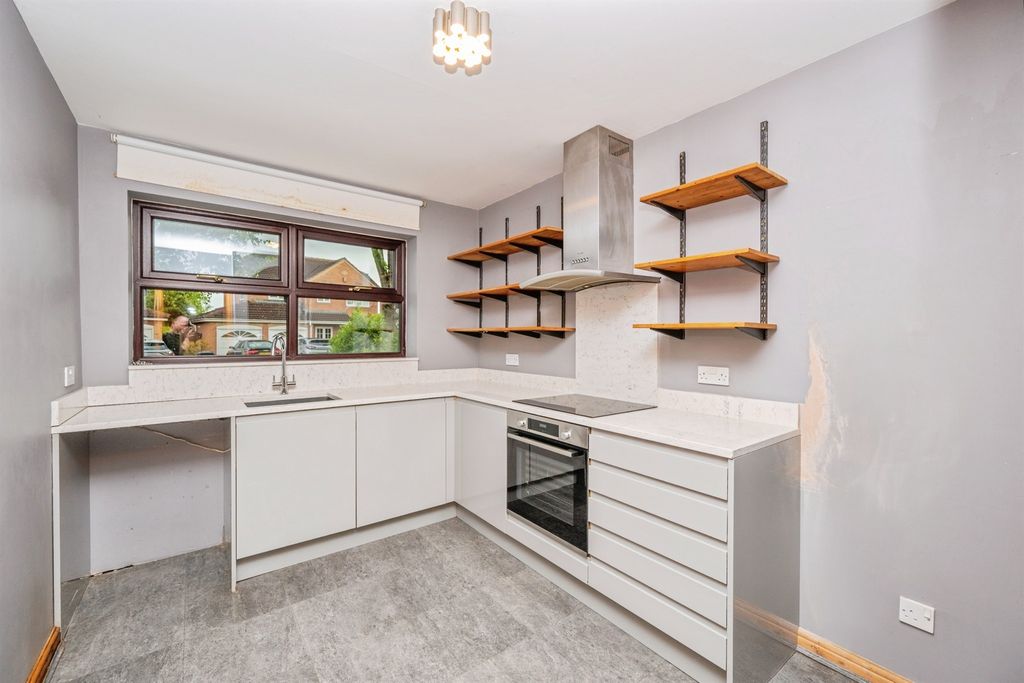 Property photo 3 of 19 Kitchen