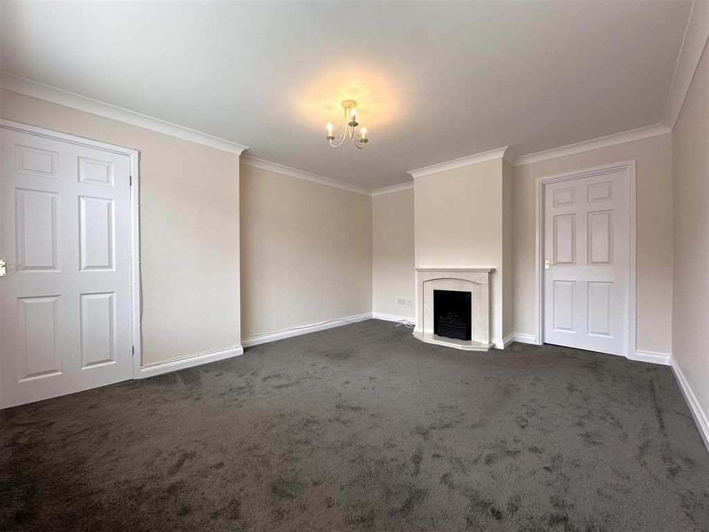 Property photo 2 of 14 Spacious Living Room 029