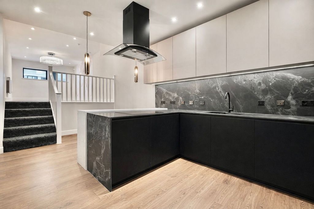 Property photo 2 of 14 Kitchen