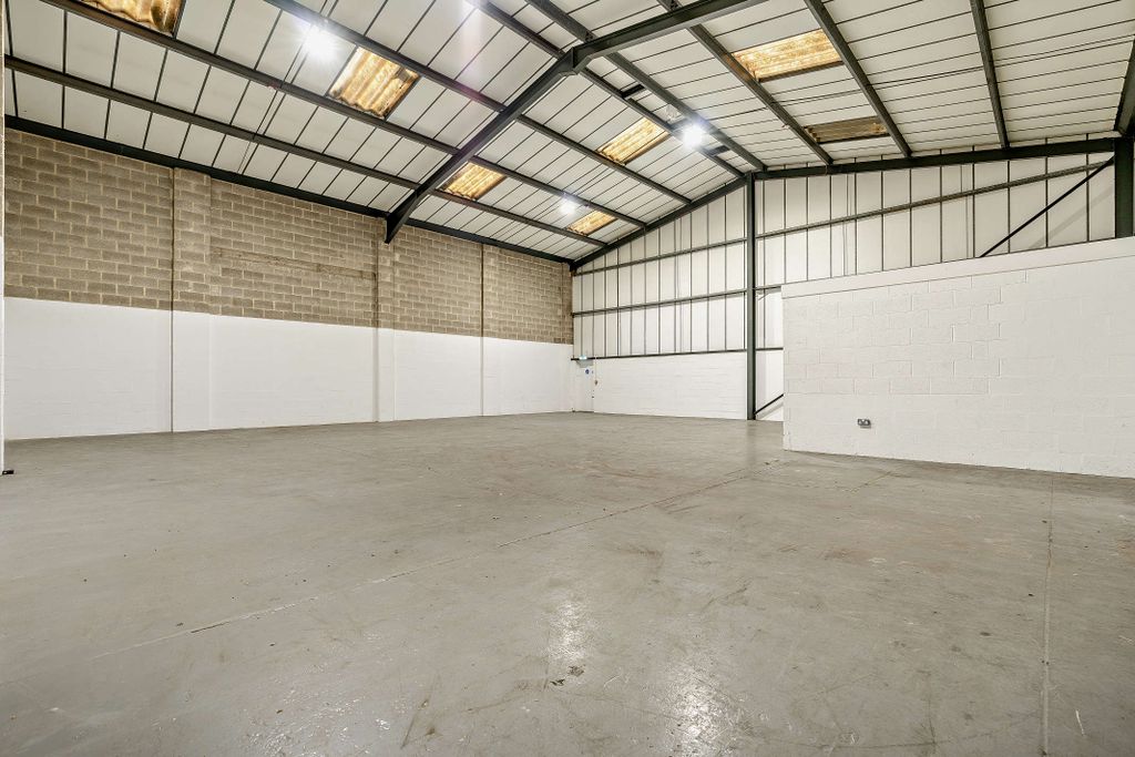 Property photo 3 of 16 8564503-Interior16-800