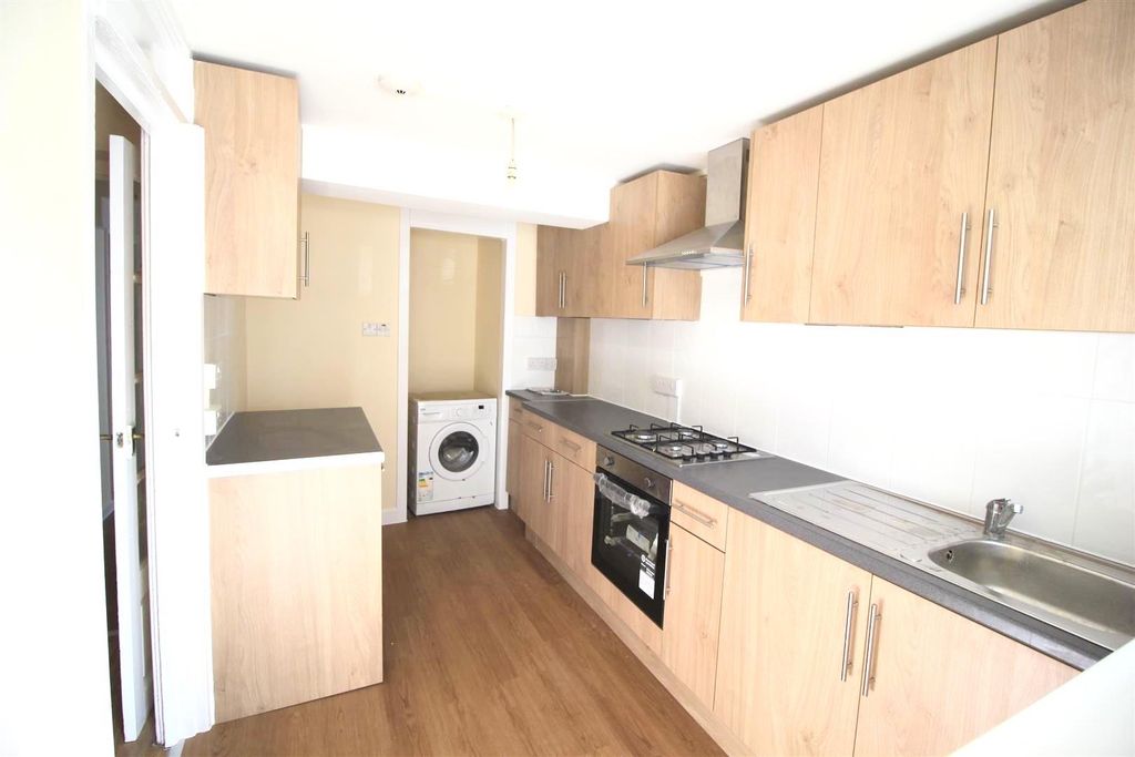 Property photo 2 of 7 Kitchen