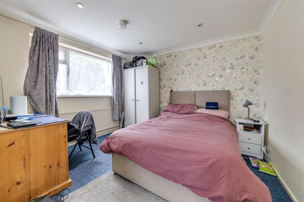 Property photo 3 of 11 Bed 1.Jpg