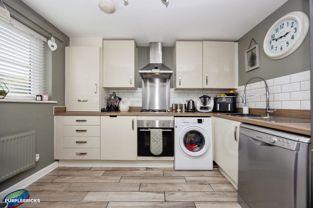Property photo 3 of 16 Kitchen