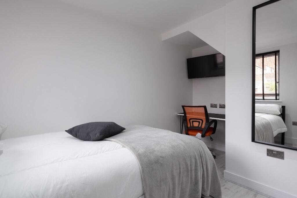 Property photo 2 of 11 A Spacious And Bright Master Bedroom Featuring A l...