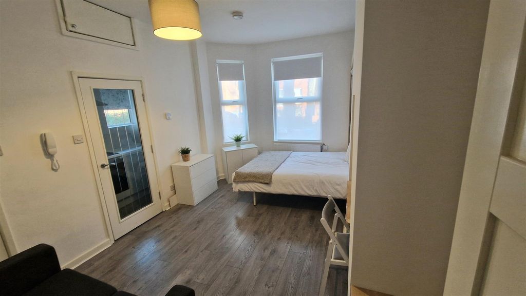 Property photo 3 of 11 2026.01.28 - Flat 1, 9 Chatham - Marketing Photo 5